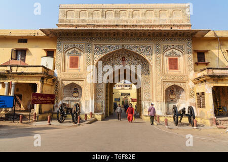 Jaipur, Indien - Februar 01, 2019: Eines der Tore der Stadt Palast in Jaipur. Rajasthan Stockfoto