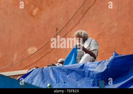 Jaipur, Indien - Februar 01, 2019: Indische alten Mann auf der Straße in Jaipur. Rajasthan Stockfoto