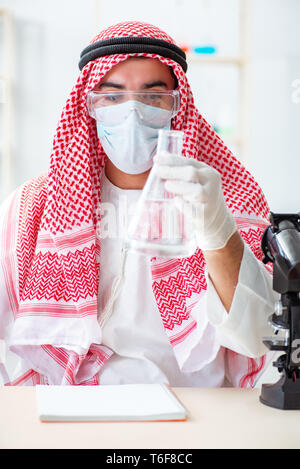 Arabische Chemiker Prüfung der Qualität von Trinkwasser Stockfoto