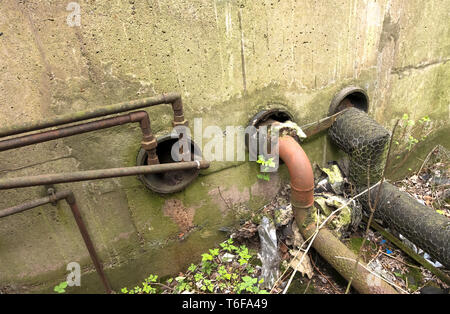 Alte industrielle Rohrleitungen Hintergrund Stockfoto