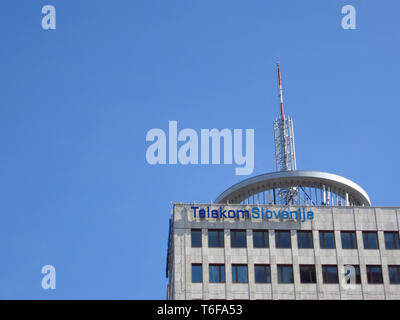 LJUBLJANA, Slowenien - 22. MÄRZ 2019: Telekom Slovenije Zeichen auf ein Hauptgebäude in Ljubljana Stockfoto