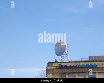 LJUBLJANA, Slowenien - 22. MÄRZ 2019: Telekom Slovenije Zeichen auf ein Hauptgebäude in Ljubljana Stockfoto