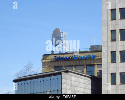 LJUBLJANA, Slowenien - 22. MÄRZ 2019: Telekom Slovenije Zeichen auf ein Hauptgebäude in Ljubljana Stockfoto