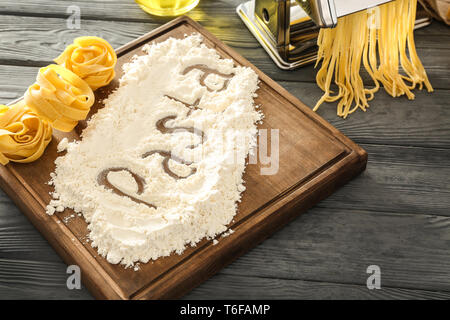 Wort Pasta mit Mehl auf Holzbrett geschrieben Stockfoto