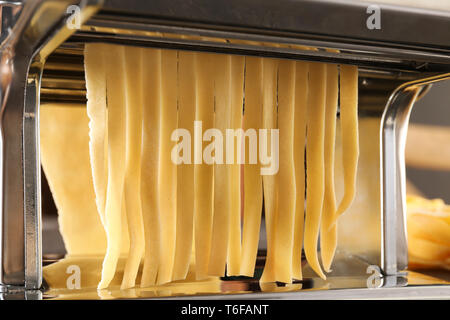 Metall pasta Maker mit Teig, Nahaufnahme Stockfoto