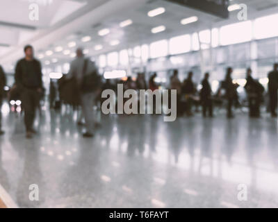 Defokussierten Menschen in einer Schlange vor einem Tor am Flughafen warten. Stockfoto