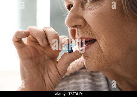 Ältere Frau die Pille, Nahaufnahme Stockfoto