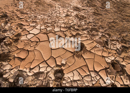 Trockene rissige Schlamm mit einigen Spuren in es, Hverir geothermischen Bereich genommen, Island Stockfoto