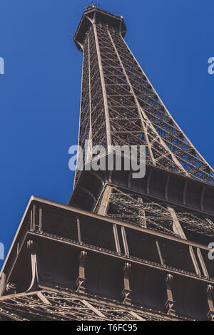Niedrigen Winkel Blick auf Eiffelturm in Paris Stockfoto