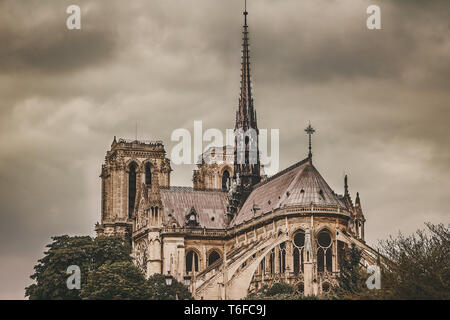 Notre Dame de Paris an einem regnerischen und bewölkten Tag Stockfoto