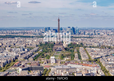 Erhöhte Blick über Paris und den Eiffelturm Stockfoto