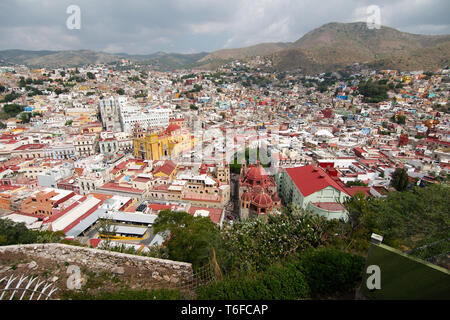 Luftaufnahme der Stadt Guanajuato Altstadt einschließlich der Basilika und der Universität von Guanajuato. Guanajuato, Mexiko. Stockfoto