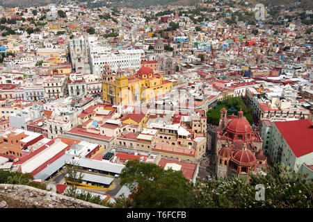 Luftaufnahme der Stadt Guanajuato Altstadt einschließlich der Basilika und der Universität von Guanajuato. Guanajuato, Mexiko. Stockfoto