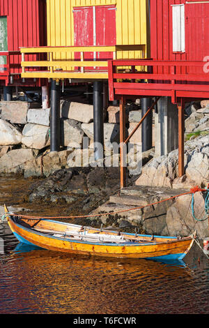 Altes Boot in das Wasser am Angeln Schuppen Stockfoto