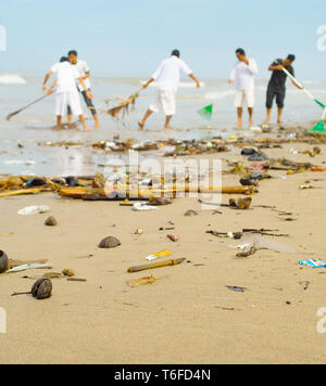 Menschen Reinigung verschmutzter Strand. Bali Stockfoto