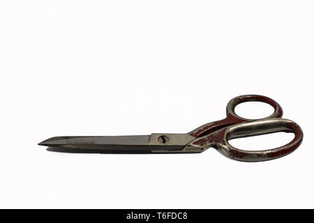 Schneidern Schere mit gut getragen in Griffe aus dem Jahre verwenden, auf einem hellen weißen Hintergrund Stockfoto