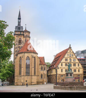 Stiftskirche und Fruchtkasten am Schillerplatz in Stuttgart. Stockfoto