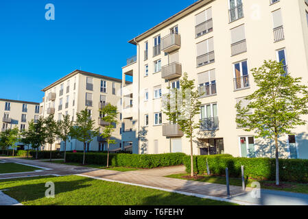 Moderne cremige Wohnungsbau in München gesehen, Deutschland Stockfoto