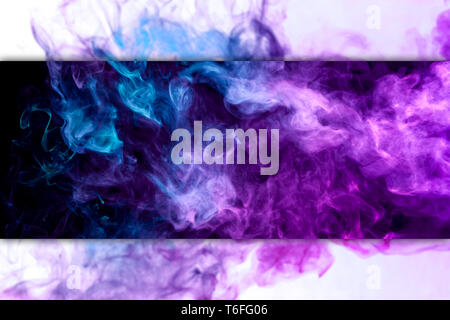 Abstrakte Kunst Farben blau und rosa Rauch auf schwarzem Hintergrund isoliert. Die Bewegung der bunten Rauch auf schwarzen und weißen Hintergrund stoppen Stockfoto