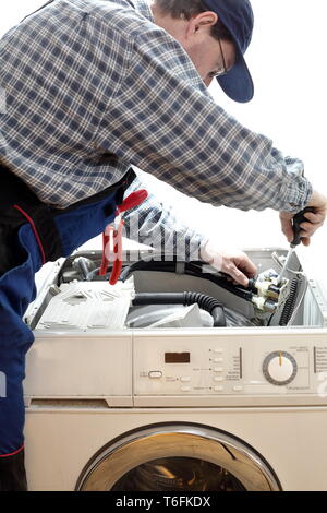 Worker ist die Reparatur einer Maschine Stockfoto
