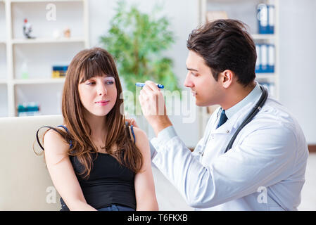 Arzt prüfen, Patienten in Erster Hilfe Konzept Stockfoto