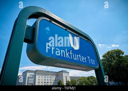 U-Bahn Station Frankfurter Tor in der Innenstadt von Berlin. Stockfoto