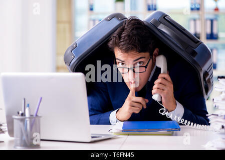 Mitarbeiter denken der Urlaub aufgrund der übermäßigen Arbeitsbelastung Stockfoto