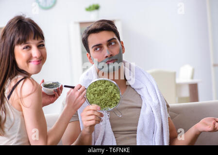 Stattliche Anwendung Clay Mask auf dem Gesicht Stockfoto