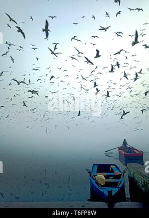 Dieses Bild wurde in den Wintern 2016 jamuna Ghat in Old Delhi genommen, und die Aussicht, im Winter morgens wirklich sehr schön war, dass es ein Boot also habe ich beschlossen, den Vorstand auf dem Foto zu komponieren und ich gefangen. Stockfoto