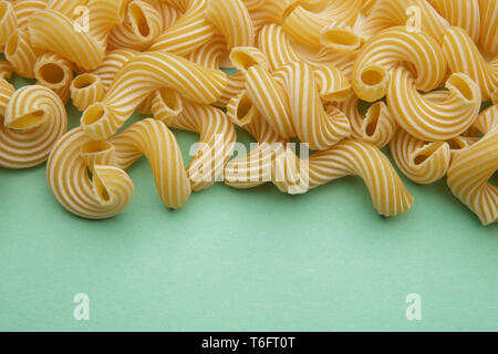 Pasta Penne Rigate auf blauem Hintergrund Stockfoto