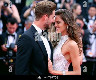 CANNES, Frankreich - 22. MAI 2017: Kevin Trapp und Izabel Goulart besuchen "Die Tötung eines Heiligen Rehe" Screening in Cannes (Foto: Mickael Chavet) Stockfoto