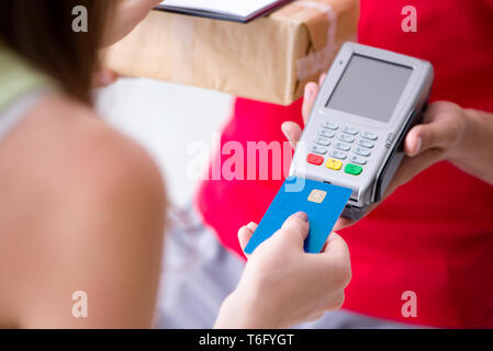 Paketversand mit Pos und Kreditkarte bezahlt Stockfoto