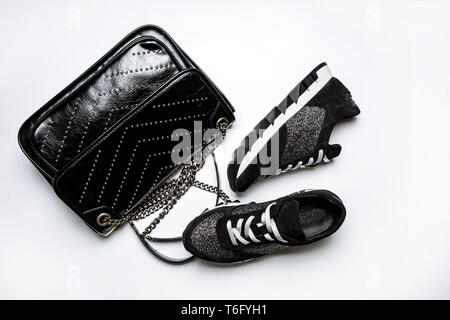 Modische schwarze Leder Turnschuhe mit Socken und Weiß Silber Pailletten Stockfoto