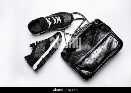 Modische schwarze Leder Turnschuhe mit Socken und Weiß Silber Pailletten Stockfoto