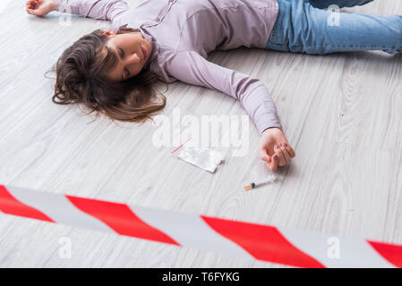 Tote Frau auf dem Boden nach begehe Selbstmord Stockfoto