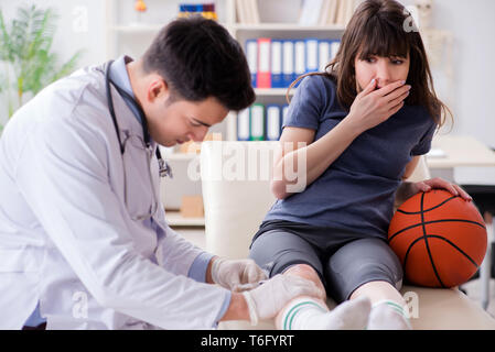 Weibliche Basketballspieler besuchen Arzt nach Verletzungen Stockfoto