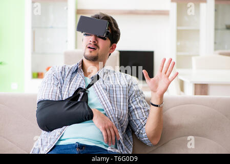 Junge student Mann mit der Hand Verletzungen tragen für Eigentümer Gläser Stockfoto