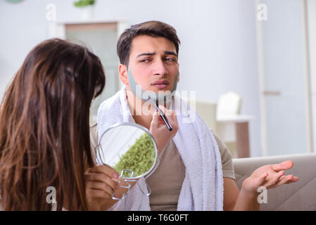 Stattliche Anwendung Clay Mask auf dem Gesicht Stockfoto