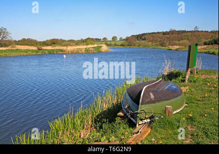 Ein Blick auf die Mühle Pool mit umgedrehten Beiboot auf dem alten North Walsham und Dilham Canal an Ebridge, in der Nähe von North Walsham, Norfolk, England, UK, Europa. Stockfoto