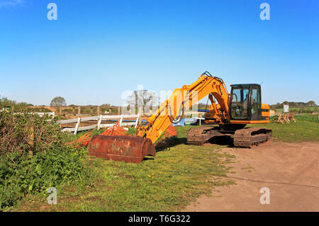 Ein JCB Bagger durch die Mühle am pool Ebridge Mühle, in der Nähe von North Walsham, Norfolk, England, Vereinigtes Königreich, Europa. Stockfoto