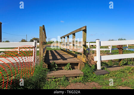 Eine Fußgängerbrücke über eine alte Lock auf dem North Walsham und Dilham Canal an Ebridge Mühle, in der Nähe von North Walsham, Norfolk, England, UK, Europa. Stockfoto