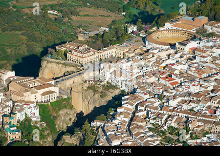 LUFTAUFNAHME. Historische, malerische Stadt, die durch einen tiefen Canyon halbiert wird. Ronda, Andalusien, Spanien. Stockfoto