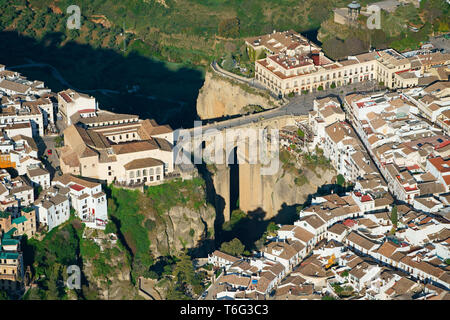 LUFTAUFNAHME. Historische, malerische Stadt, die durch einen tiefen Canyon halbiert wird. Ronda, Andalusien, Spanien.