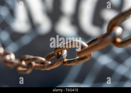 Kette auf einem unscharfen Hintergrund Stockfoto