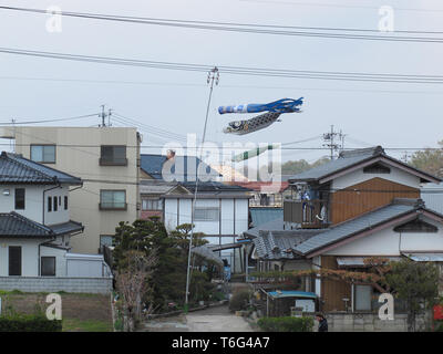 Karpfenstreuer (Koinobori) fliegen vor einem alten japanischen Haus in Saku, Japan Stockfoto