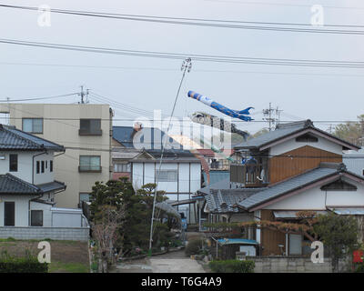 Karpfenstreuer (Koinobori) fliegen vor einem alten japanischen Haus in Saku, Japan Stockfoto