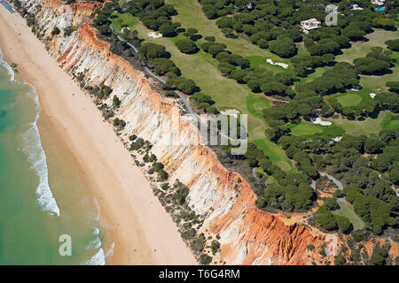 LUFTAUFNAHME. Pine Cliffs Golf Course mit Blick auf den malerischen Strand von Praia da Falésia an der Atlantikküste. Albufeira, Algarve, Portugal. Stockfoto