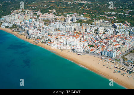 LUFTAUFNAHME. Fischerdorf und Touristenzentrum in der Nähe der wichtigsten Felsformationen an der Küste der Algarve. Armação de Pêra, Portugal. Stockfoto