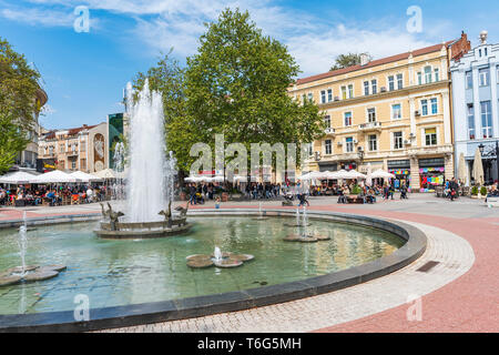 Menschen rund um Brunnen auf Stefan Stambolov Platz im Zentrum von Plovdiv, in der Stadt. Frühling. Stockfoto