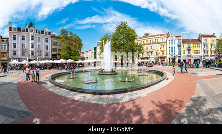 Menschen rund um Brunnen auf Stefan Stambolov Platz im Zentrum von Plovdiv, in der Stadt. Frühling. Stockfoto